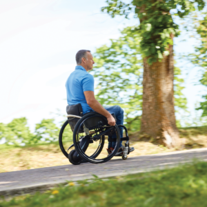 Permobil SmartDrive MX2 -kelausapulaite - mies mäessä