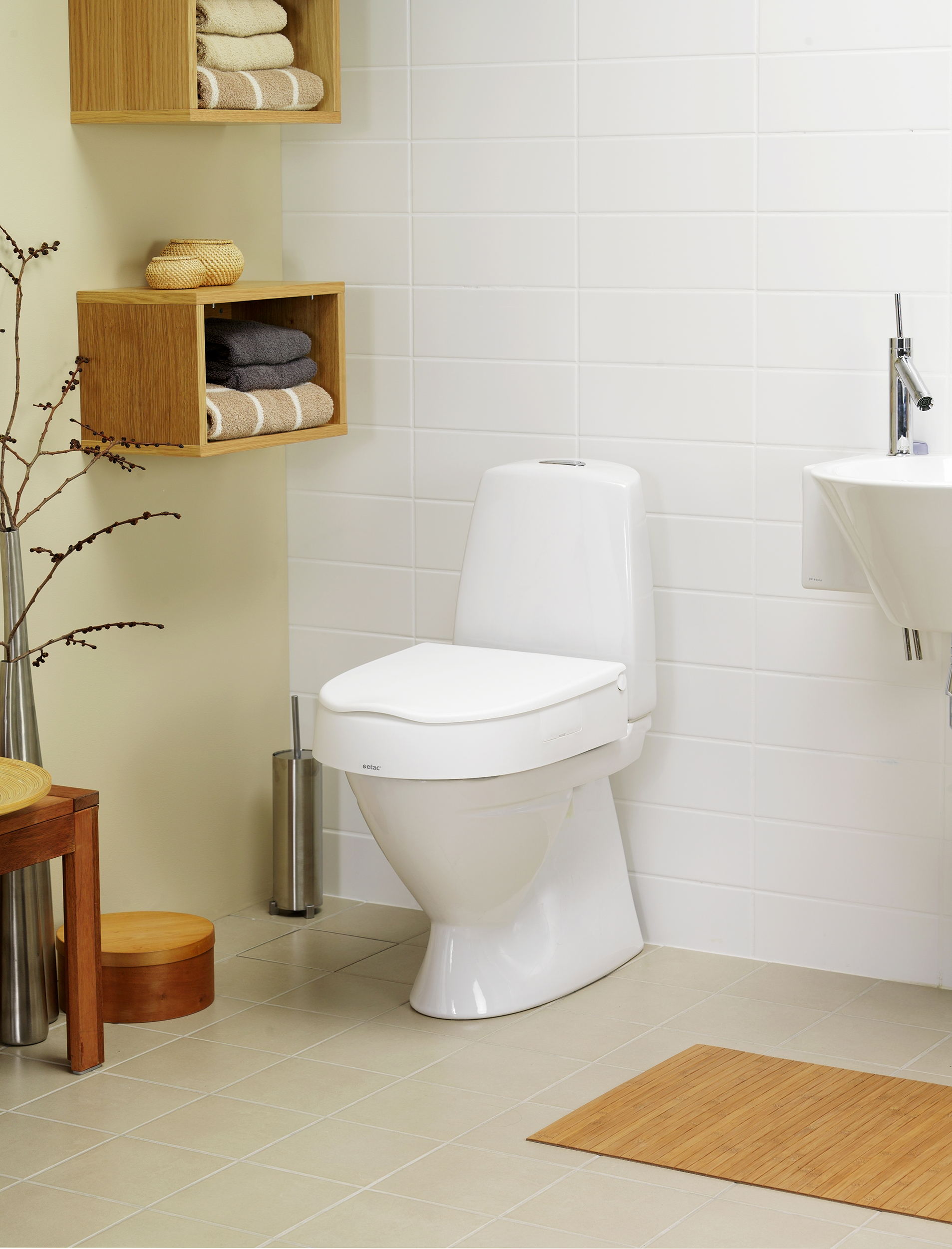Etac Cloo - kiinteä wc-korotus ilman käsinojia kylpyhuoneessa