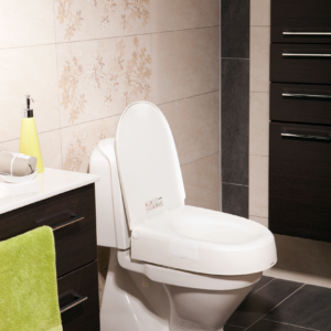 Etac Cloo - kiinteä wc-korotus kansi ylhäällä kylpyhuoneessa