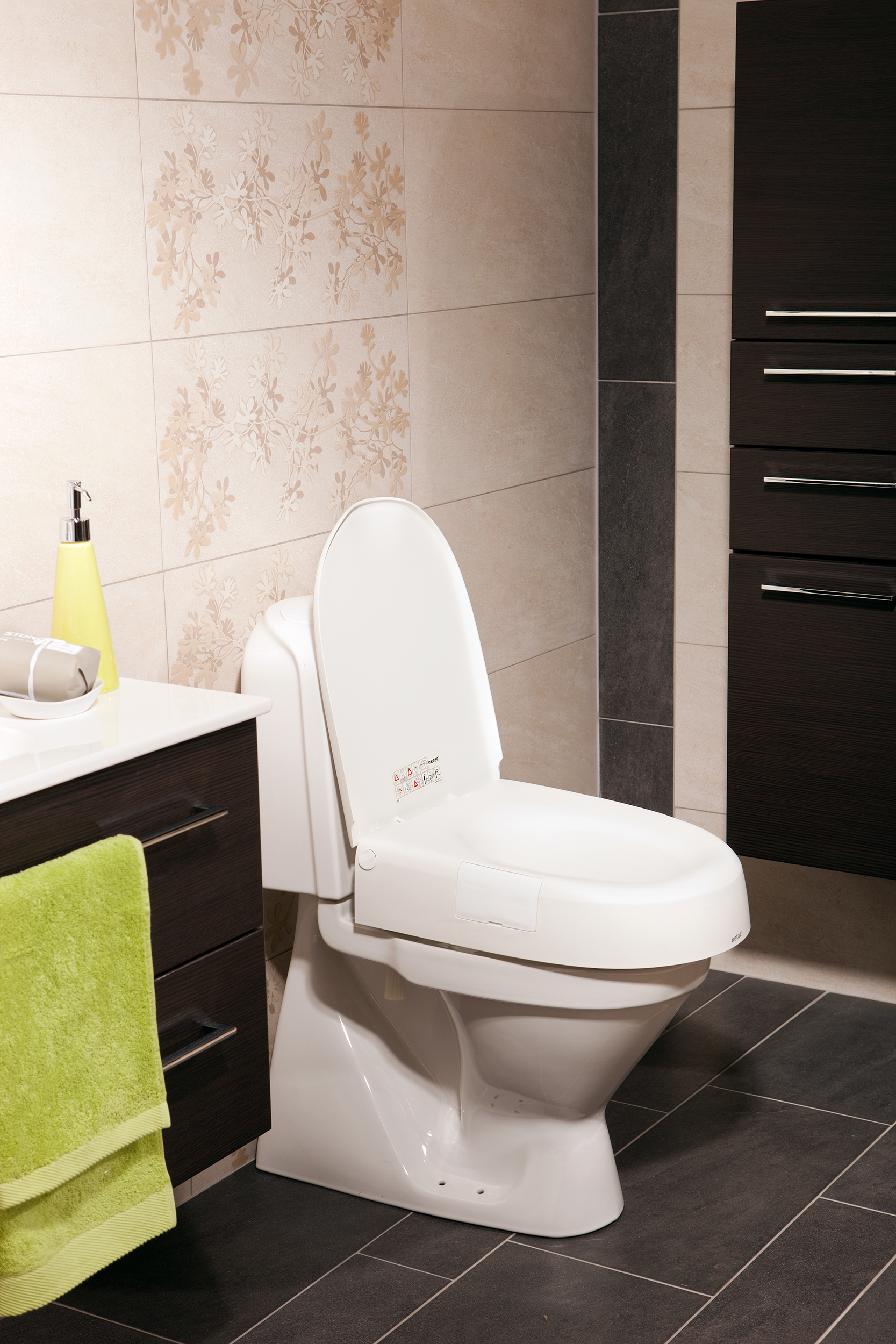 Etac Cloo - kiinteä wc-korotus kansi ylhäällä kylpyhuoneessa
