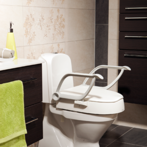 Etac Cloo - kiinteä wc-korotus käsinojilla kylpyhuoneessa