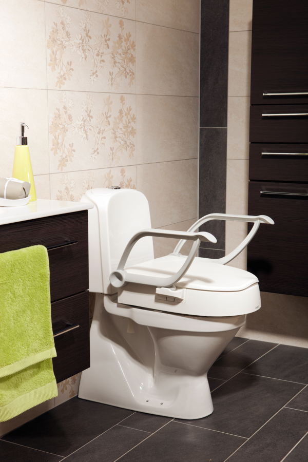 Etac Cloo - kiinteä wc-korotus käsinojilla kylpyhuoneessa
