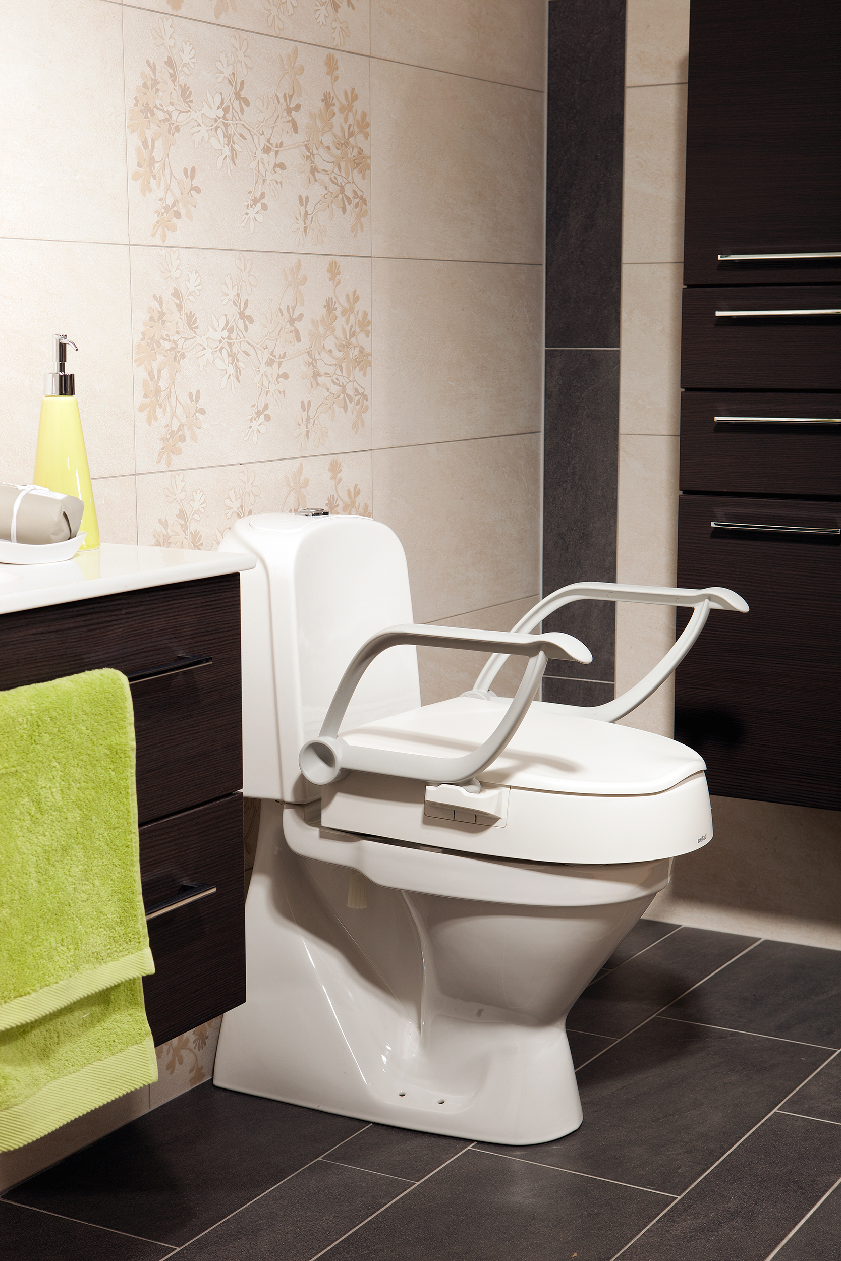 Etac Cloo - kiinteä wc-korotus käsinojilla kylpyhuoneessa