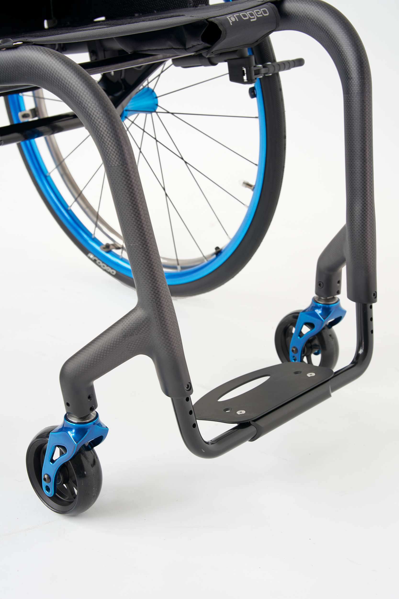 Permobil Progeo Joker Carbon -aktiivipyörätuoli, jalkatuki