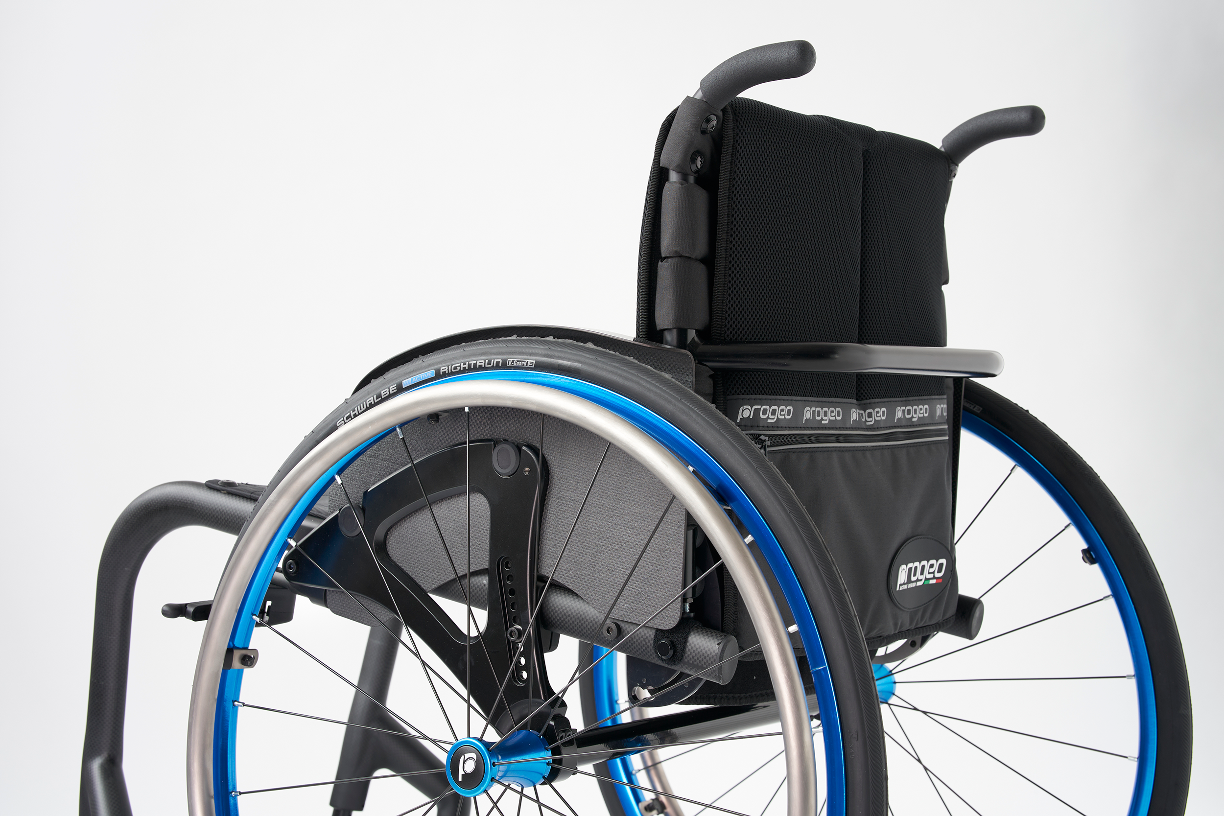 Permobil Progeo Joker Carbon -aktiivipyörätuoli takaa